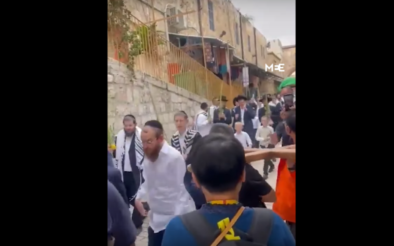 Escándalo religioso: en Jerusalén, judíos ortodoxos escupieron en una procesión cristiana (vídeo)