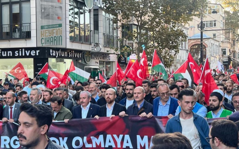 El hijo de Erdogan se une a la marcha en apoyo de los palestinos en Estambul: foto