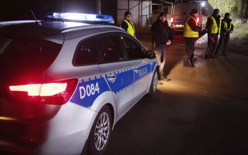 En Polonia, a la policía le robaron el coche oficial delante de sus narices