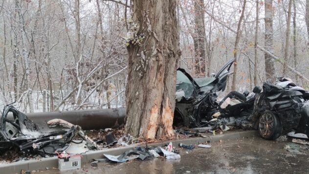 En Chernivtsi, un BMW con tres hombres se estrelló contra un árbol y todos murieron