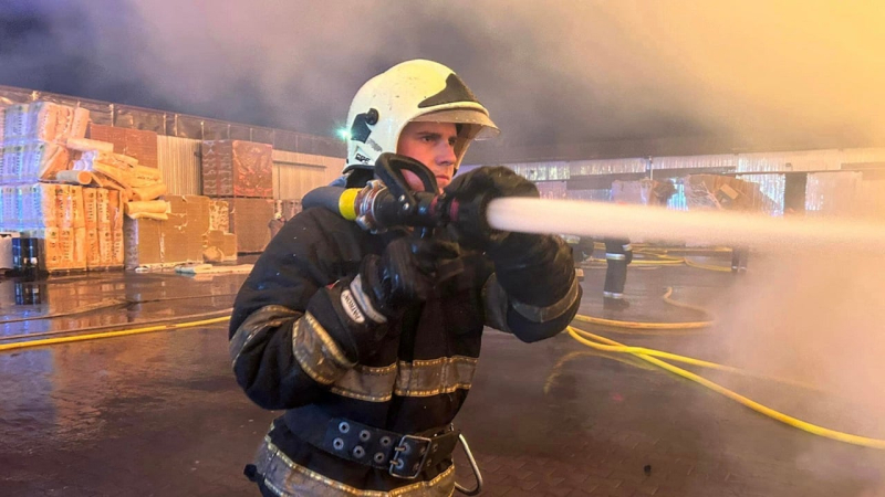 En Vinnitsa, han estado extinguiendo un incendio en almacenes de construcción desde la noche