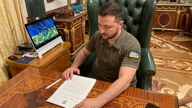 Redireccionamiento del impuesto sobre la renta personal militar al presupuesto estatal: Zelensky firmó la ley