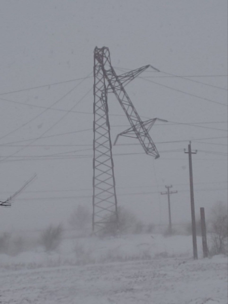 Las carreteras están bloqueadas y los asentamientos sin energía: donde una tormenta de nieve azota Ucrania