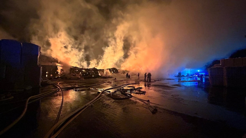 En Vinnitsa, desde la tarde están extinguiendo un incendio en almacenes de construcción 