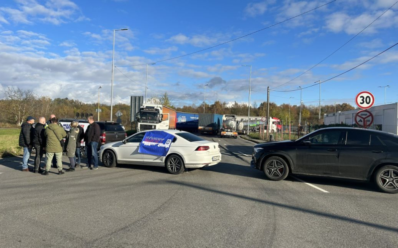 300 camiones en la frontera: en Eslovaquia, los transportistas bloquearon el puesto de control