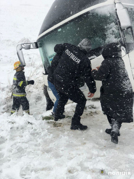 Stuck Autobuses y ambulancias y carreteras bloqueadas: consecuencias del mal tiempo en la región de Odessa