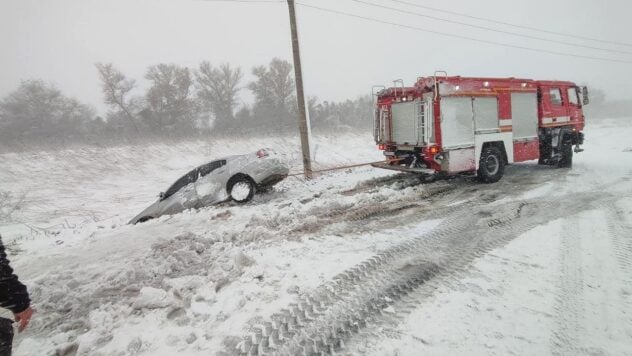 Pueblos sin energía, carreteras bloqueadas, cientos de accidentes. El mal tiempo que azota Ucrania 