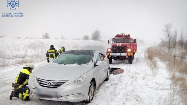 Las carreteras están bloqueadas y los asentamientos sin energía: donde una tormenta de nieve azota Ucrania