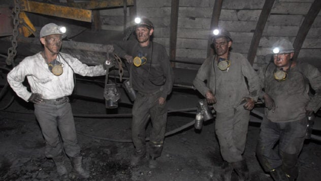 Tres minas se quedan sin energía: más de 70 mineros están atrapados bajo tierra debido a los bombardeos enemigos