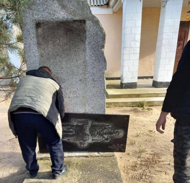 En la región de Kherson, los ocupantes destruyeron 14 monumentos a las víctimas del Holodomor