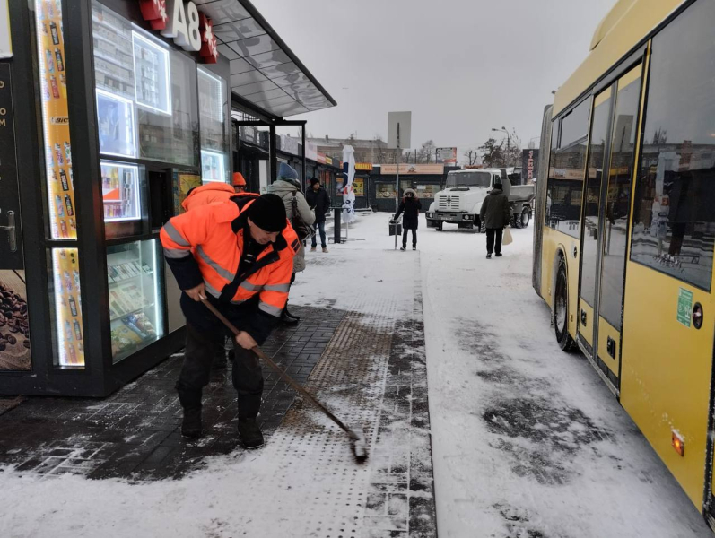 Pueblos sin energía, carreteras bloqueadas, cientos de accidentes. Qué mal tiempo hace estragos en Ucrania
