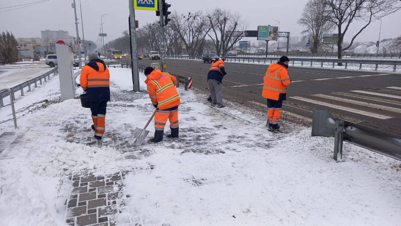 Pueblos impotentes, carreteras bloqueadas, cientos de accidentes. Qué mal tiempo azota en Ucrania