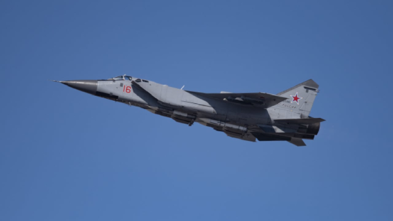 ¿Cuánto tiempo puede permanecer realmente el MiG-31K en el aire y por qué necesita reabastecimiento de combustible?