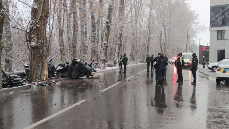 En Chernivtsi, un BMW con tres hombres se estrelló contra un árbol y todos murieron