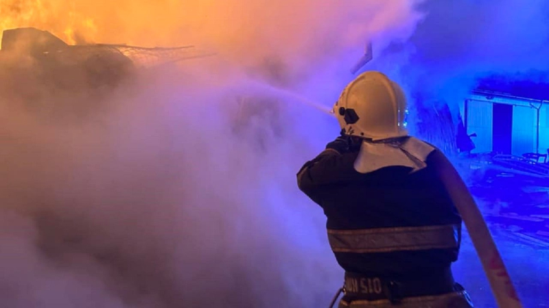 En Vinnitsa, han estado extinguiendo un incendio en almacenes de construcción desde la noche