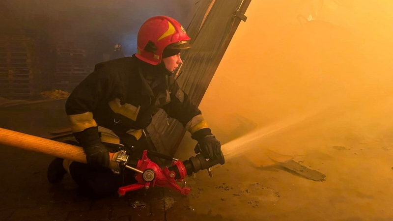 En Vinnitsa, desde la noche están extinguiendo un incendio en almacenes de construcción 