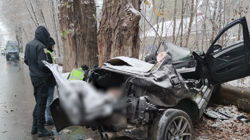 En Chernivtsi, un BMW con tres tipos se estrelló contra un árbol y todos murieron