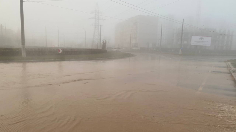 Las calles se convirtieron en ríos: uno de los microdistritos se inundó en Chernigov