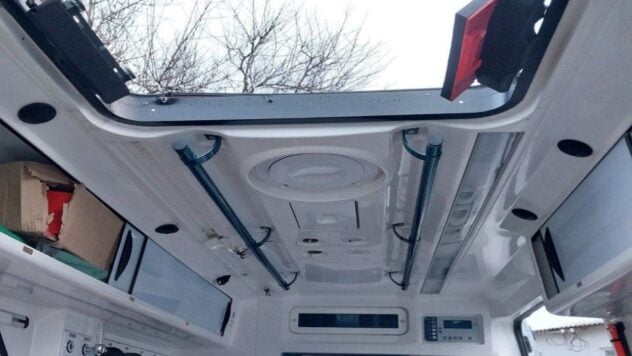 En Berislav, en la región de Kherson, un dron alcanzó una ambulancia que regresaba de una llamada