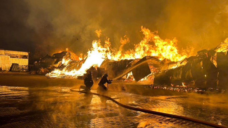 En Vinnitsa, han estado extinguiendo un incendio en almacenes de construcción desde la tarde