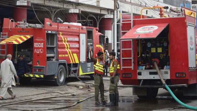 Un incendio en un centro comercial paquistaní mató a 10 personas e hirió a 22 más