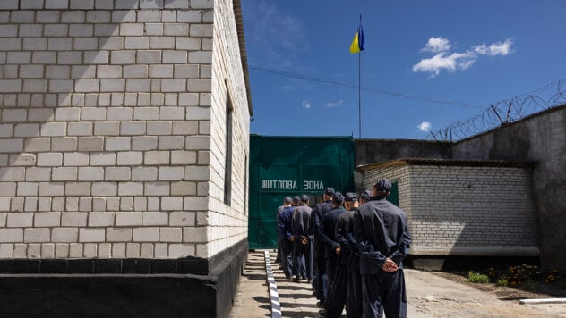Himno por la mañana, retratos de Shevchenko y Bandera: cómo Ucrania “reeduca” prisioneros de guerra de la Federación Rusa