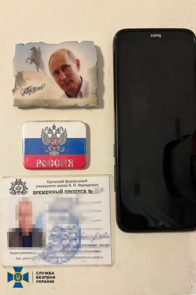 Conservó una foto de El ataque a Cherkassy y las camisetas con Putin: el SBU detuvo a dos agentes de la Federación Rusa
