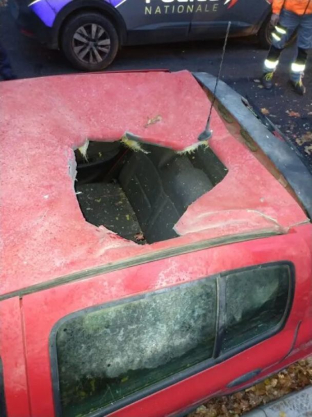 Un meteorito cayó sobre un automóvil: foto de daños