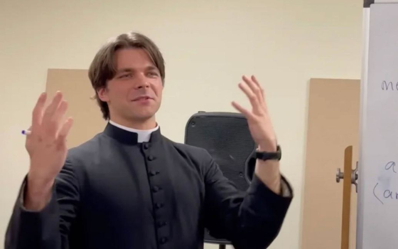Un sacerdote deshonrado se casó con su joven alumna: la reacción del Vaticano (foto)