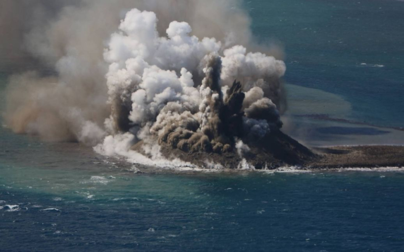 Ha aparecido una nueva isla en Japón tras la erupción de un volcán submarino - foto