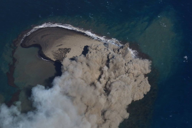 Un nuevo Una isla apareció en Japón después de la erupción de un volcán submarino - foto