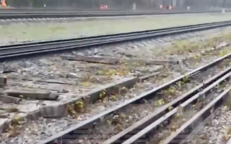 B Una vía de ferrocarril fue volada en Rusia: fotografía del lugar del accidente