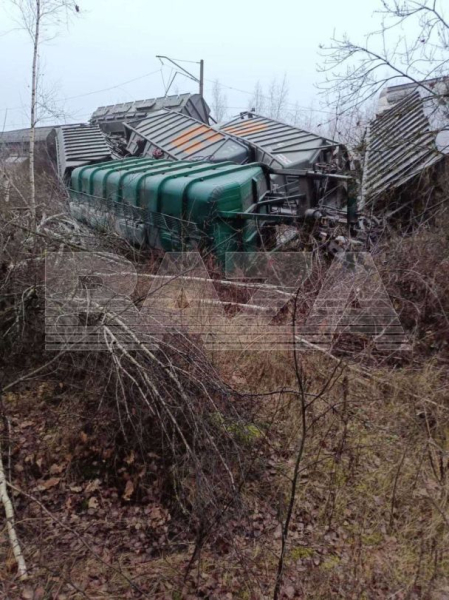 Una vía de ferrocarril volada en Rusia — foto del lugar del accidente