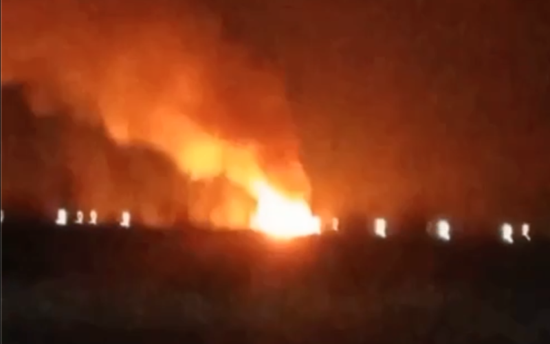 Explosiones y un potente incendio: hay 'inquietud' en una unidad militar cerca de Volgogrado (vídeo)