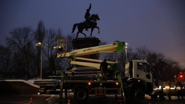 En el centro de Kiev comenzaron a desmantelar el monumento a Shchors