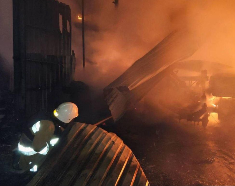 Ataque nocturno con drones: en la región de Nikolaev, los escombros de Shahed dañaron un almacén y equipos y casas