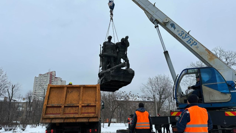 Un monumento a la tripulación de un Tren blindado soviético fue desmantelado en Kiev Tarashchanets