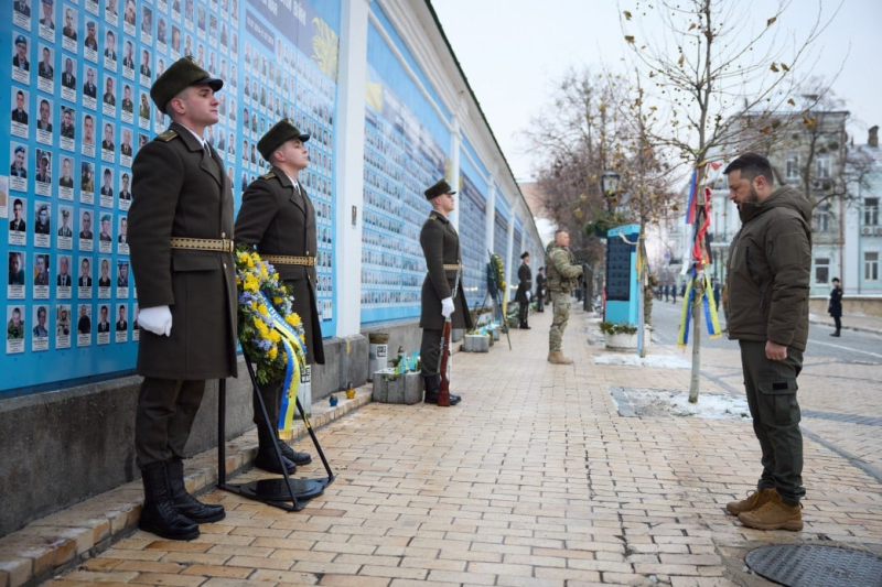  En el Día de las Fuerzas Armadas, el presidente Zelensky honró la memoria de los soldados caídos