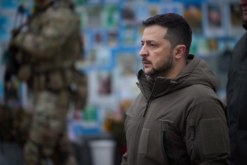 En el Día de las Fuerzas Armadas, el presidente Zelensky honró la memoria de los soldados caídos