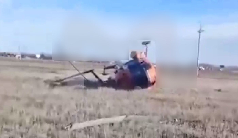 Cayó casi hasta el cementerio: el Mi-2 aterrizó con fuerza en la región rusa de Stavropol