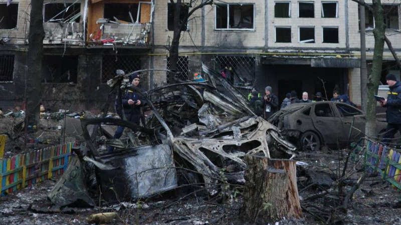 Ataque balístico en Kiev: cómo se ven una casa y un jardín de infancia destruidos