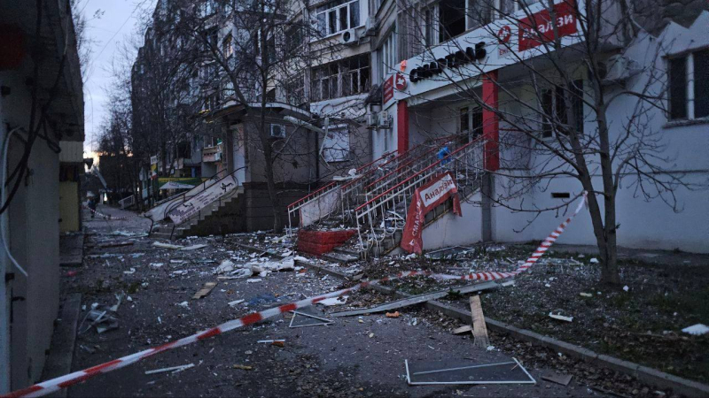 La Federación Rusa golpeó un edificio de gran altura en Kherson: hay muertos y heridos