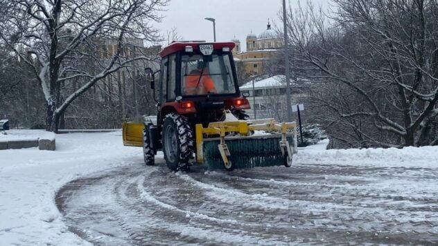 La capital está cubierta de nieve húmeda: unas 400 unidades de equipos especiales ya están trabajando en el carreteras