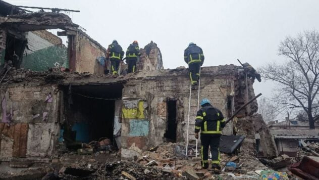 Una familia con una niña de 8 años no fue encontrada bajo los escombros de una casa en Novogrodovka