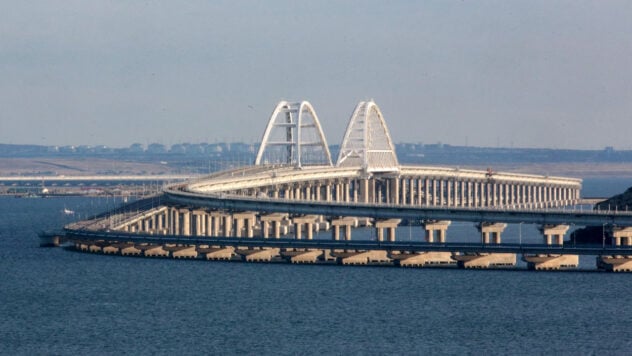 La tormenta en Crimea dañó significativamente la línea de defensa del puente Kerch: fotos de satélite