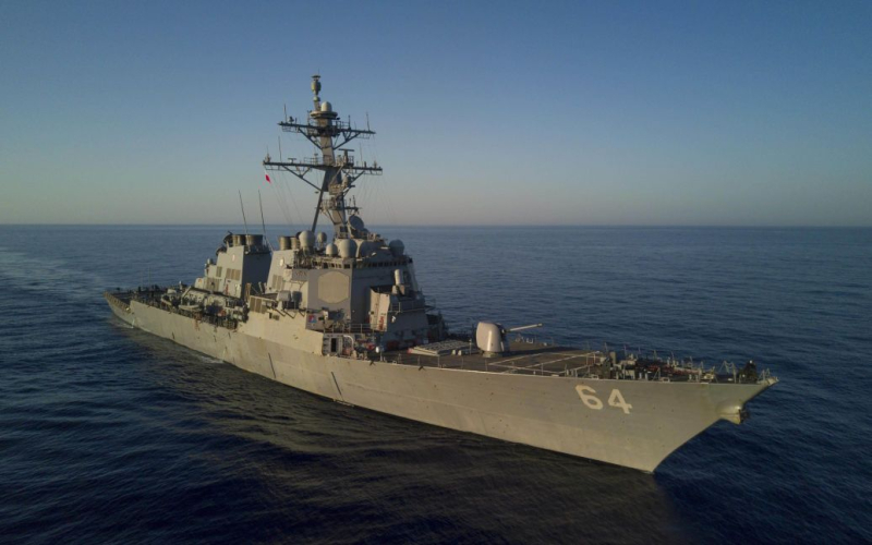 Destructores y barcos comerciales estadounidenses atacados en el Mar Rojo: detalles
