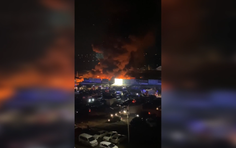 Gran incendio en Rostov del Don: estalló un mercado de ropa (vídeo)