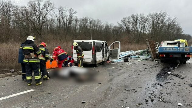 6 muertos y 5 heridos: un coche, un minibús y un camión chocaron en la región de Jarkov 