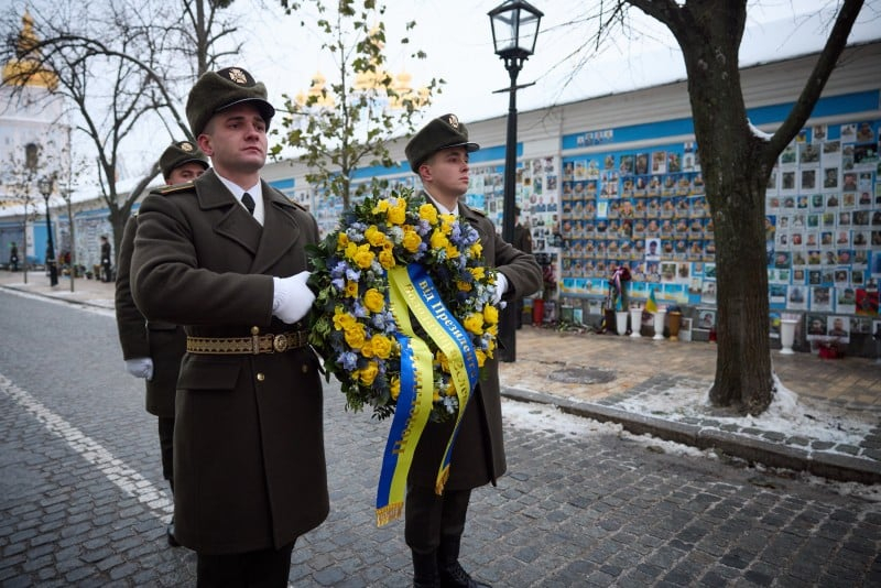 En el Día de las Fuerzas Armadas, el presidente Zelensky honró la memoria de los soldados caídos
