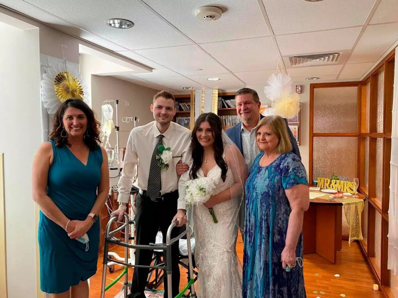 Un novio paciente con cáncer, que estaba al borde de la muerte, se casó en el hospital: cómo ella le salvó la boda (foto)